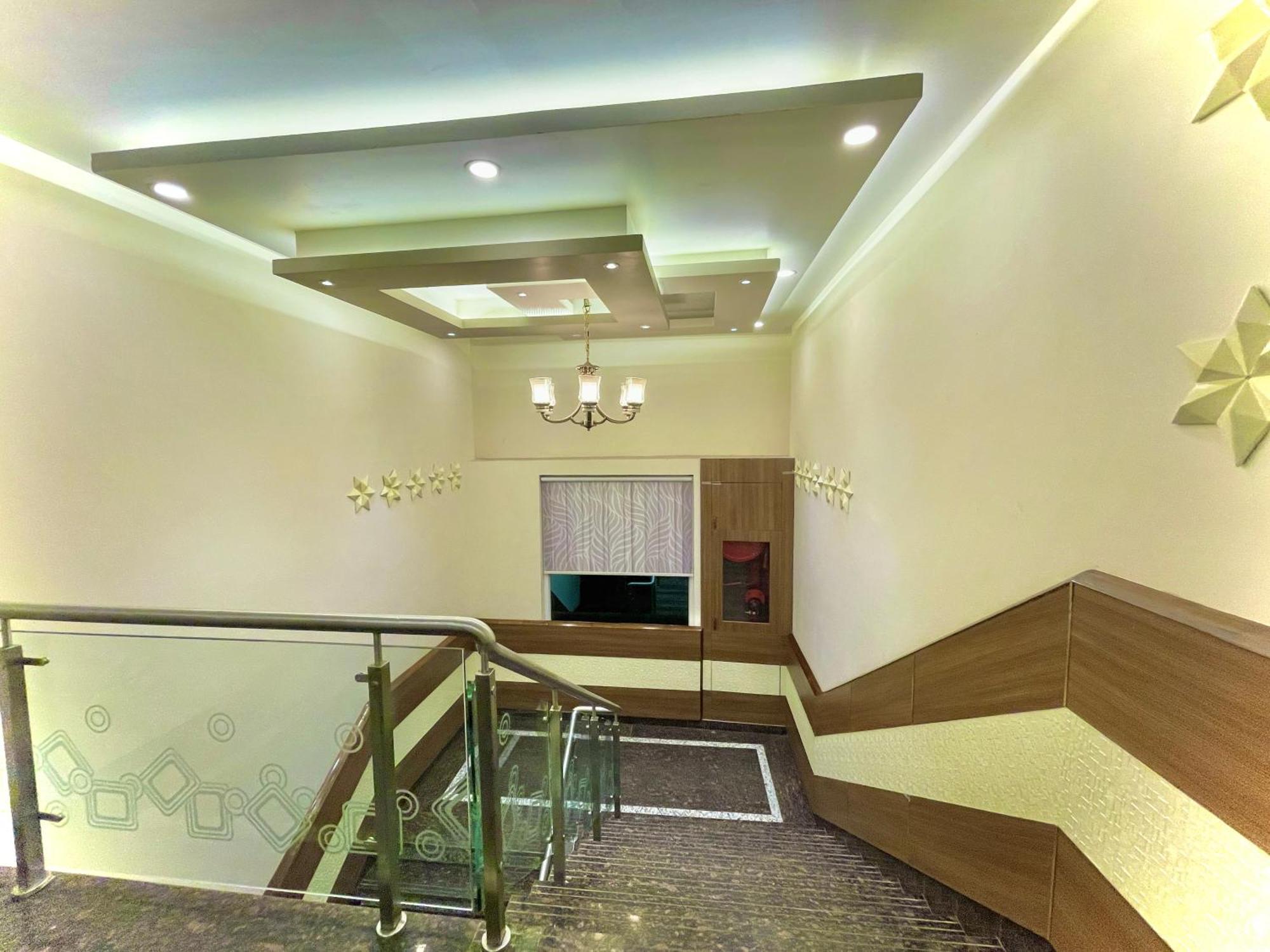 Hotel Kuber Palace ! Puri Near-Sea-Beach-And-Temple Fully-Air-Conditioned-Hotel With-Lift-And-Parking-Facility Exterior foto