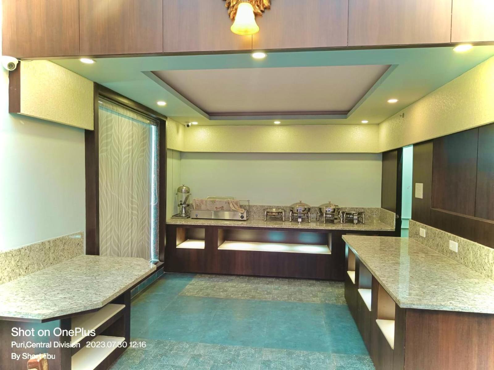 Hotel Kuber Palace ! Puri Near-Sea-Beach-And-Temple Fully-Air-Conditioned-Hotel With-Lift-And-Parking-Facility Exterior foto